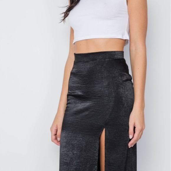 Night and Day long satin skirt with slit - Picture 5 of 10